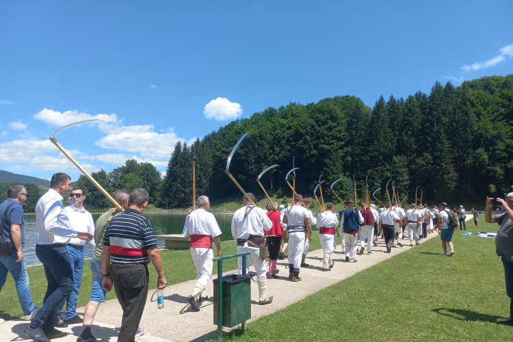 Otvorena tradicionalna “Kosidba na Balkani”: Manifestacija okupila 19 učesnika iz regiona