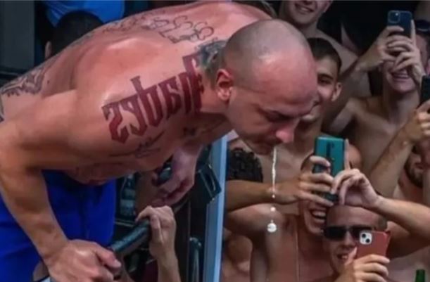 Javnost zgrožena: Desingerica pljuje djevojci u usta, reagovala i Seka Aleksić