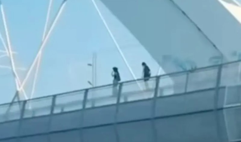 Samo trenutak nepažnje mogao je da bude koban: Djeca šetaju po ivici mosta VIDEO