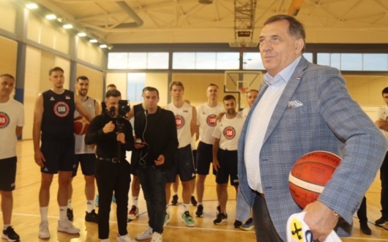 Dobio dres na poklon: Dodik posjetio košarkaše Srbije u Staroj Pazovi FOTO