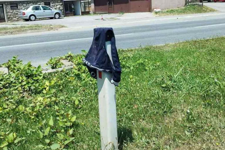 Nesvakidašnja scena na Zapadnom tranzitu: Donji veš na saobraćajnoj signalizaciji u Banjaluci