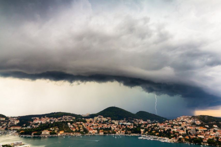 Vatrogasci imali niz intervencija: Nevrijeme u Dubrovniku rušilo stabla, krovove i prevrtalo plovila