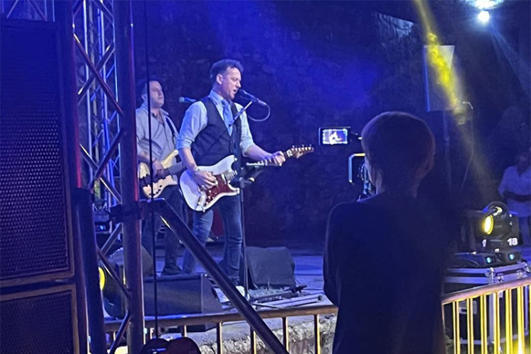 Dženan Lončarević pomjerio granice: Napravio spektakularan koncert na Kastelu VIDEO