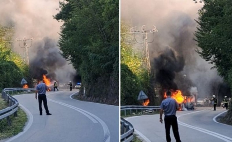 Drama u ovom dijelu BiH: Zapalio se kombi u vožnji, vatrogasci se bore s vatrom