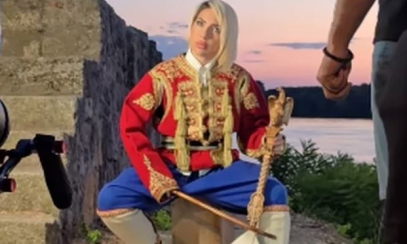 Šok za šokom: Jovana Jeremić nakon odore carice Milice obukla Njegoševu nošnju i uzela gusle