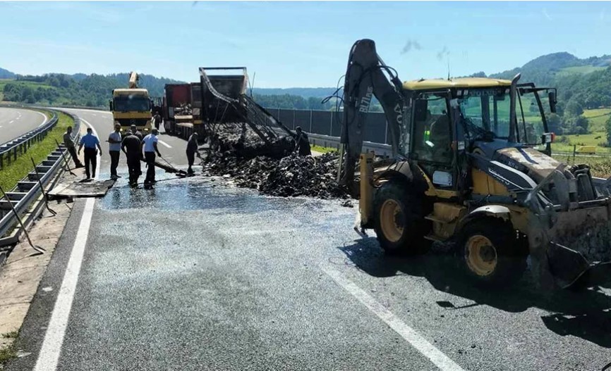 Detalji incidenta na auto-putu: Vozač otkačio prikolicu kada je vidio da gori