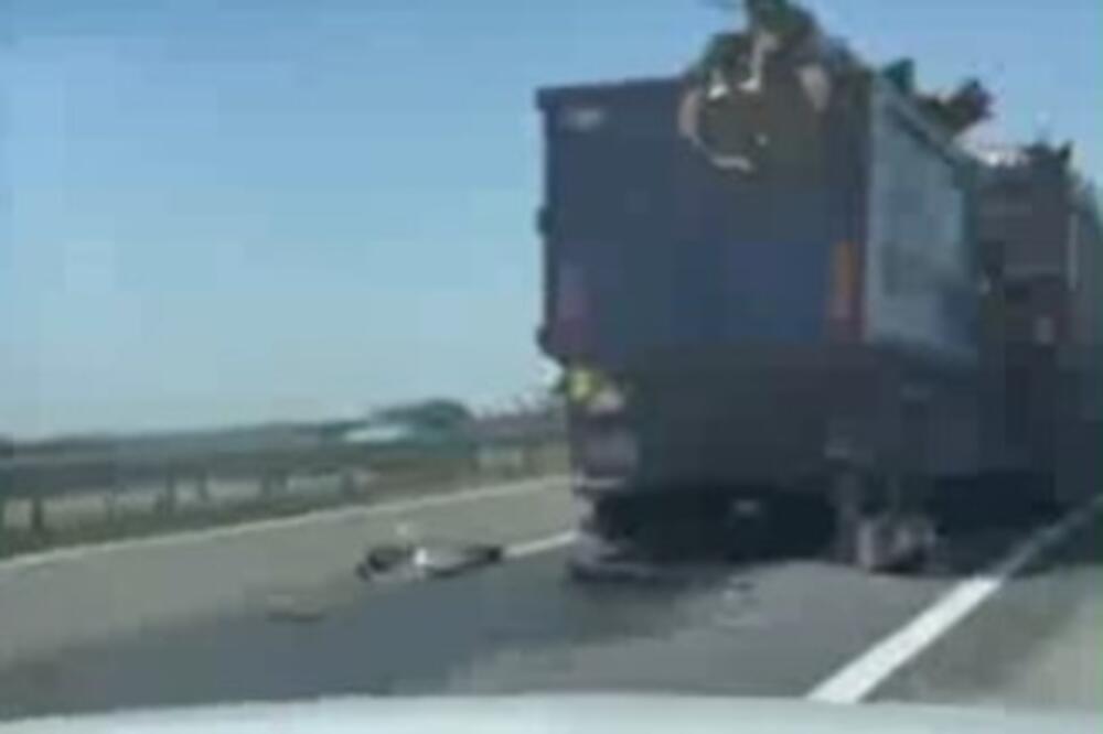 Teška saobraćajka na auto-putu: Sudar dva ogromna kamiona, kabina potpuno smrskana VIDEO