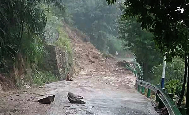 Užas nakon obilnih kiša i tropske oluje: Najmanje 11 osoba poginulo u klizištu