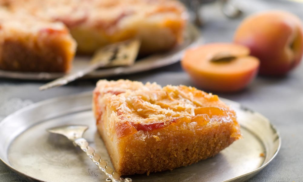 Da petak bude još slađi: Uživajte u brzom sočnom kolaču od bresaka