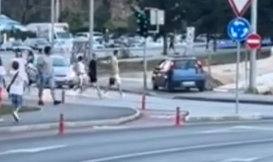 Još jedan nesavjestan vozač: Ušao u kontra smjer u banjalučkom kružnom toku i završio na trotoaru VIDEO