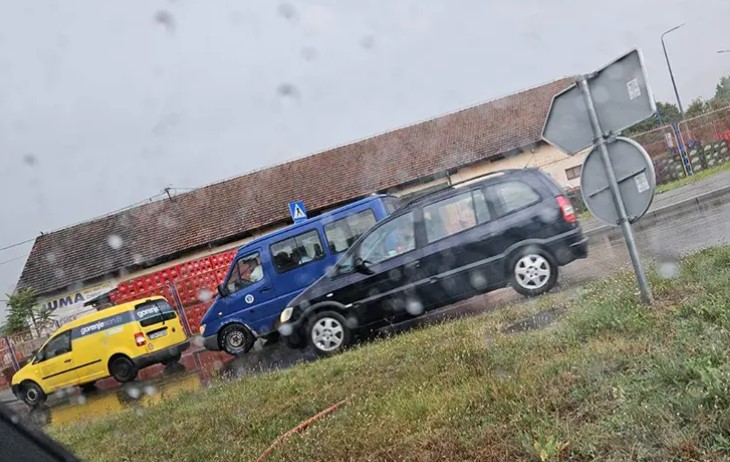 Vozači, oprez: Sudar u kružnom toku u Banjaluci, usporen saobraćaj