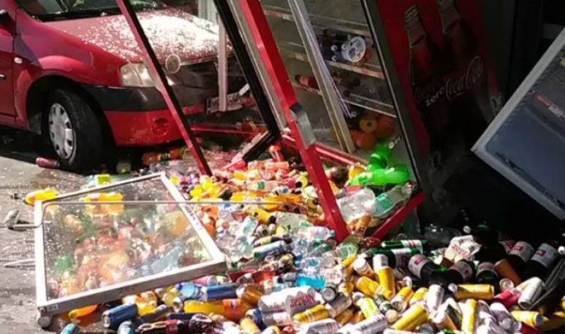 Nesvakidašnja nezgoda kod Laktaša: Automobilom uletio u frižider na benzinskoj, stradalo pivo