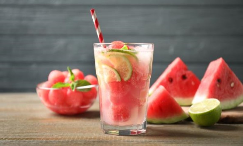 Miks koji gasi žeđ: Recept za limunadu sa lubenicom i jagodama