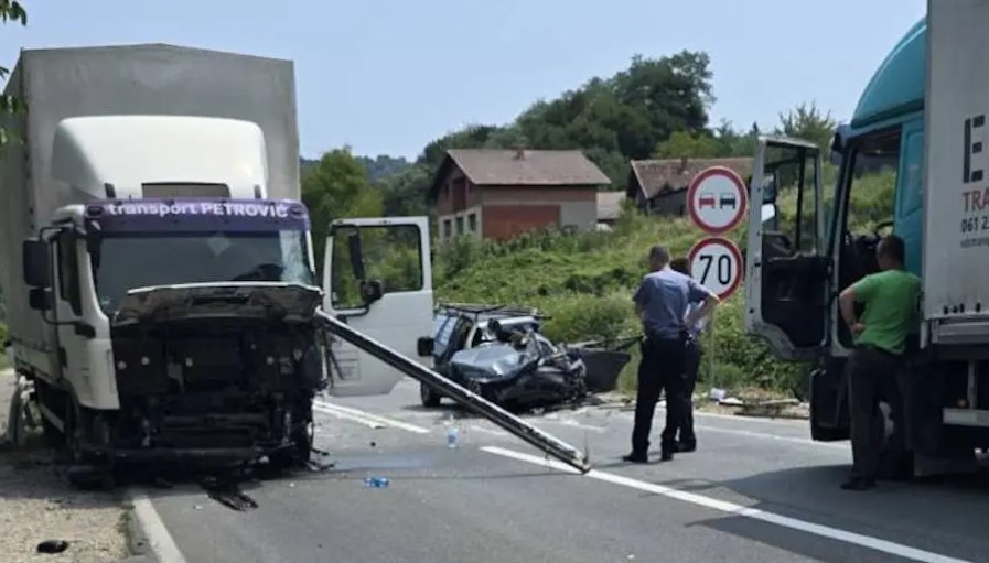 Teška nesreća u BiH: Tri osobe povrijeđene, obustavljen saobraćaj
