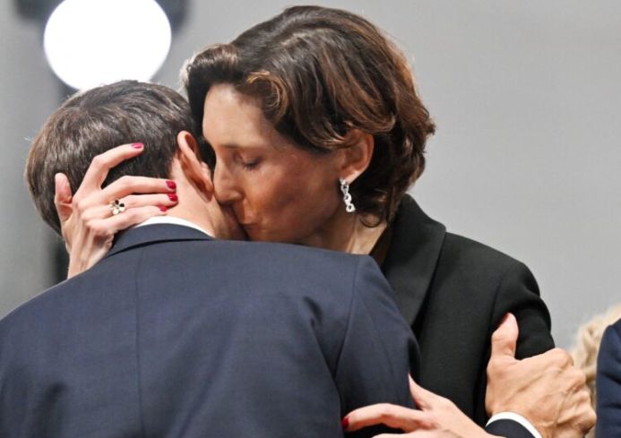 Poljubac o kome se priča: Emanuel Makron i francuska ministarka sporta FOTO