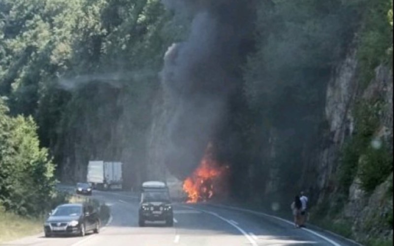 Vatrogasci na terenu: Ugašen požar na autobusu kod Mrkonjić Grada