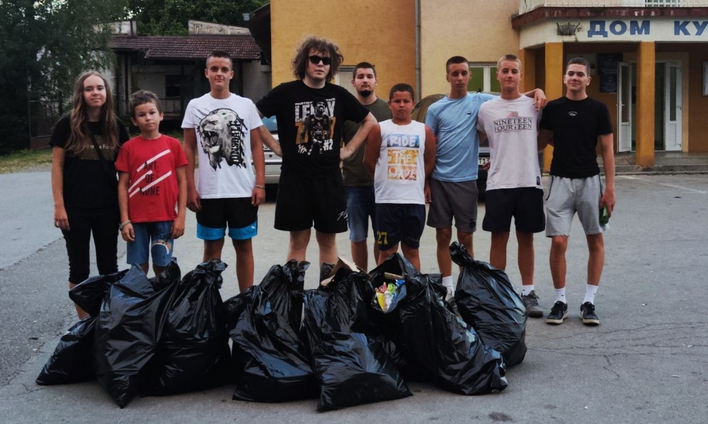 Ni vrućine im ne mogu ništa: Mladi iz Zalužana ponovo očistili naselje od smeća FOTO