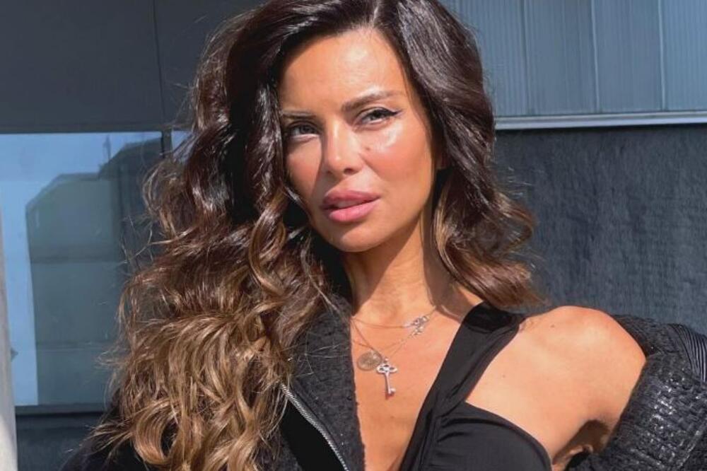 Nikolina Pišek bez brushaltera šeta u Italiji: Grudi se ocrtavaju kroz haljinu FOTO