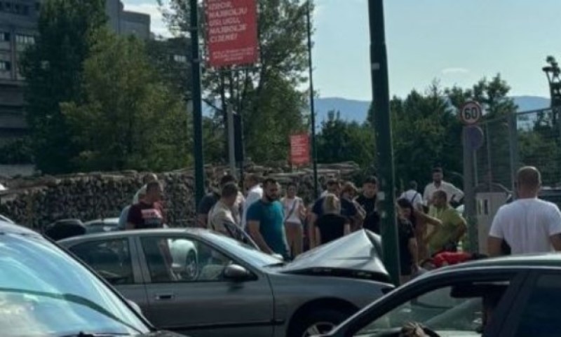 Nesreća u ovom dijelu BiH: Automobilom se zabio u banderu, povrijeđena jedna osoba