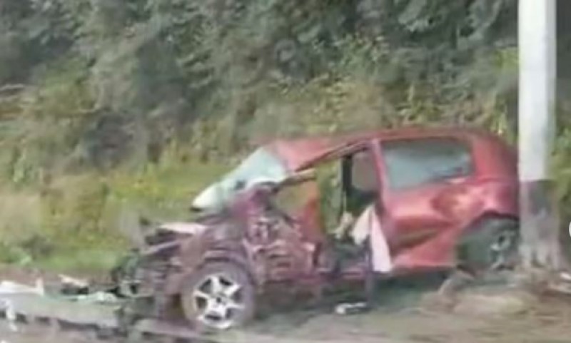 Automobil u potpunosti smrskan: Detalji stravične nesreće u kojoj je poginula tinejdžerka (17)