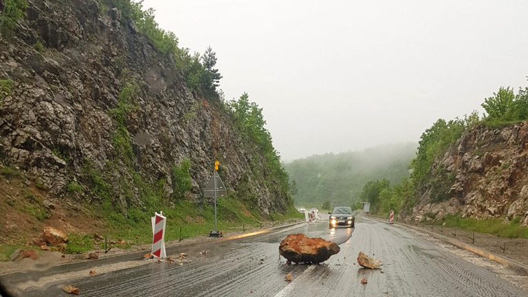 Vozači, oprezno! Povećana opasnost od odrona na pojedinim dionicama
