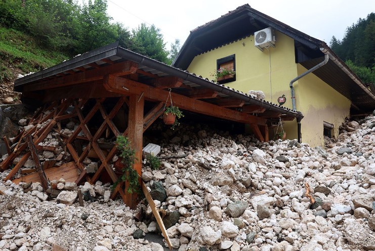 Nevrijeme napravilo haos u Sloveniji: Odron zatrpao više kuća