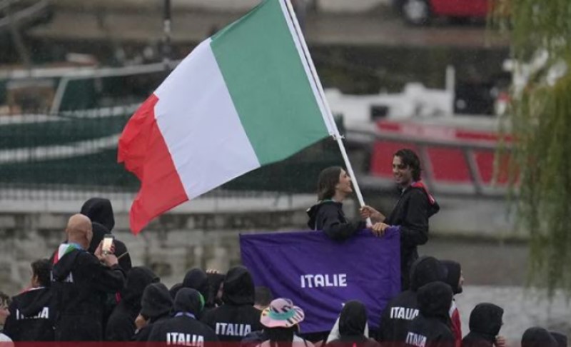 Čuveni atletičar izgubio burmu tokom ceremonije otvaranja OI: “Žao mi je ljubavi moja…”