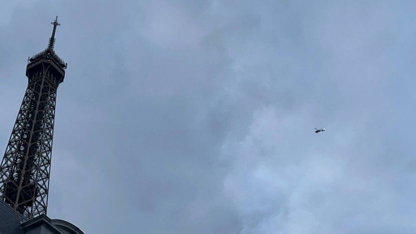 Pariz pod opsadom policije pred Olimpijske igre: Ajfelov toranj u blokadi, nadlijeću ga helikopteri