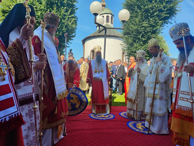 Patrijarh srpski Porfirije služi liturgiju u Bratuncu u prisustvu velikog broja vjernika