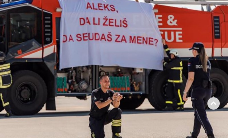 Petar na koljenima dočekao svoju Aleksandru: Vatrogasac na pisti zaprosio djevojku – ona rekla “da”