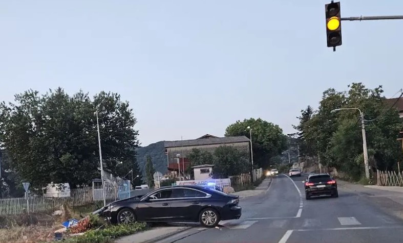 Nesreća u Banjaluci: Zbog neprilagođene brzine oborio znak na pješačkom prelazu