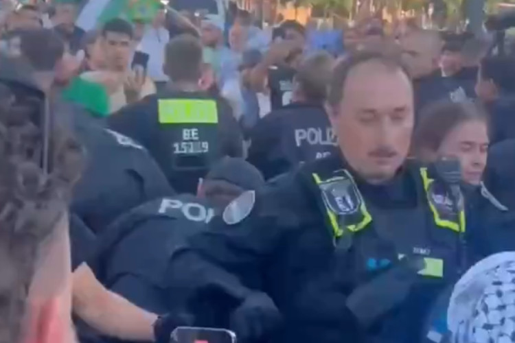 Privedeno mnogo osoba: Policajac udario ženu šakom u lice na protestima za Palestinu VIDEO