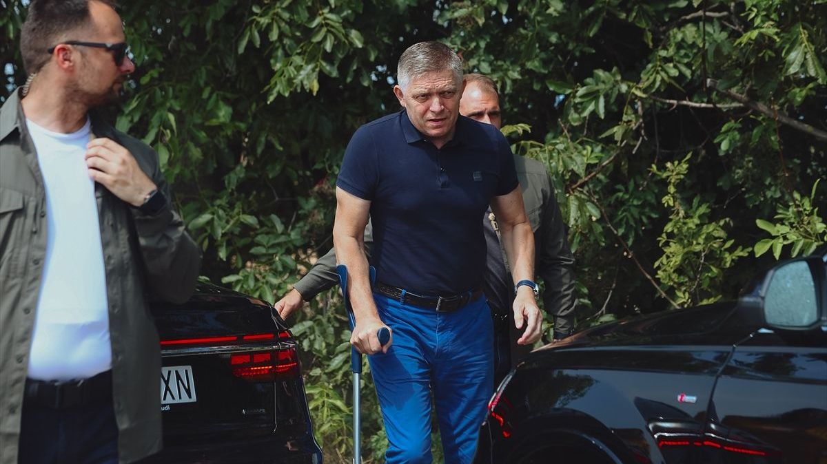 Snimljen dok šeta sa štakom: Fico prvi put u javnosti nakon atentata