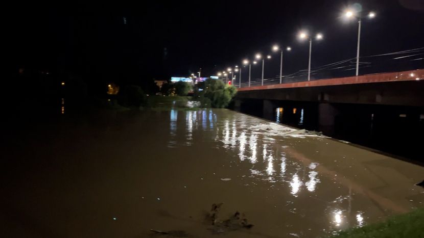 Drama na Savi: Žena pala u vodu, prolaznik htio da pomogne, pa ih oboje spasavali