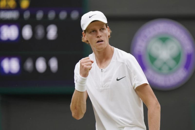 Siner preživio bol u ramenu: Italijan rutinski sa Šeltonom, čeka Đokovića u polufinalu