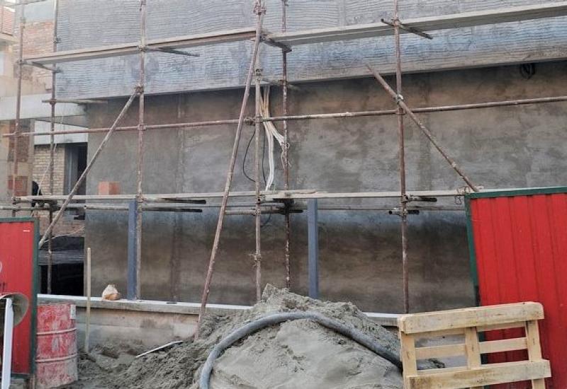 Radnik pao sa skele: Zadobio povrede opasne po život