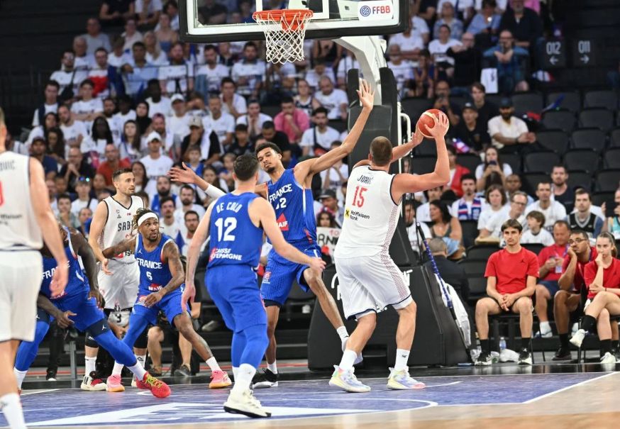 Srbija “razbila” Francusku: Jokić dominirao, pa isključen