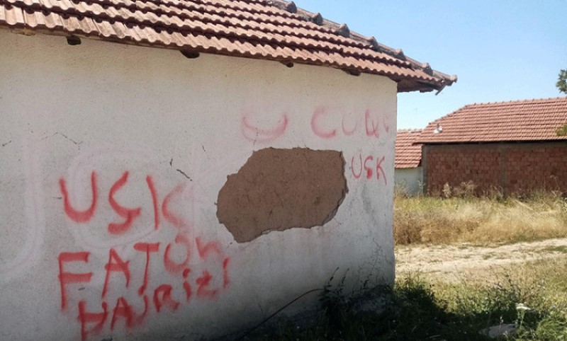 Na srpskoj kući ispisani grafiti “UČK” i me ubice mladog policajca: “Otvorene prijetnje”