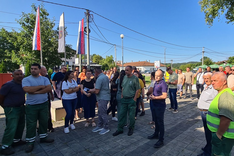 Protest radnika ispred opštine: Načelniku “svezane ruke” zbog privremenog finansiranja