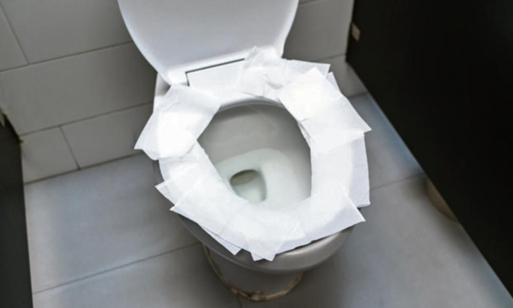 Pazite se! Oblaganje WC šolje papirom ne štiti vas od bakterija