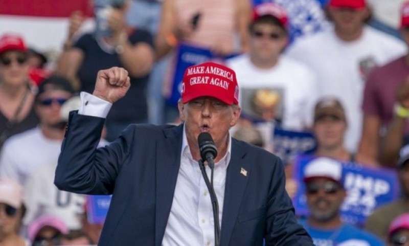 Više nema rizika: Tramp zaštićen neprobojnim staklom tokom govora na skupu VIDEO