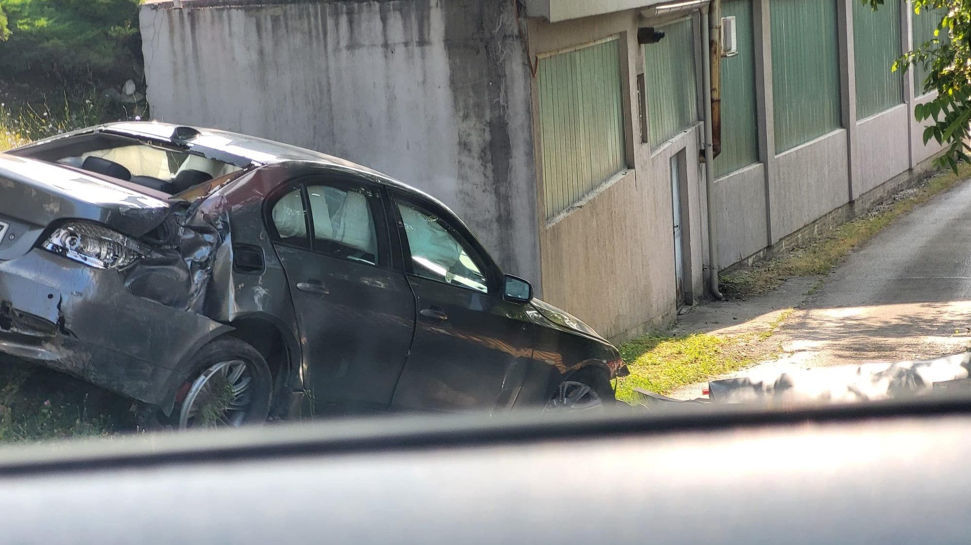 Automobil sletio s kolovoza, dvije osobe povrijeđene: Pričinena veća materijalna šteta