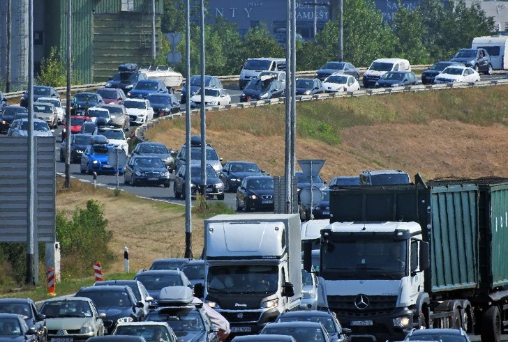Udes na auto-putu u Hrvatskoj: Prevrnuo se vojni džip, kilometarska kolona vozila