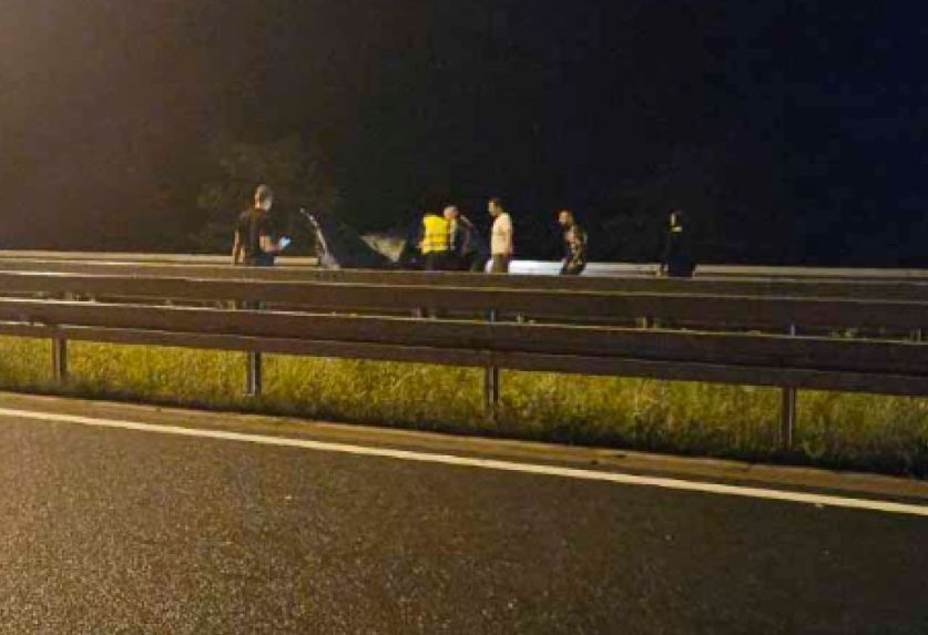 Stravična nesreća na dionici autoputa Banjaluka-Prnjavor: “BMW” i “Tesla” smrskani, ima poginulih!