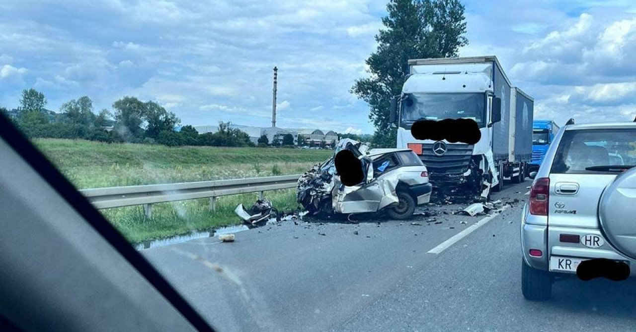 Stravična saobraćajka: Kamion smrskao “alfu”, vozač poginuo