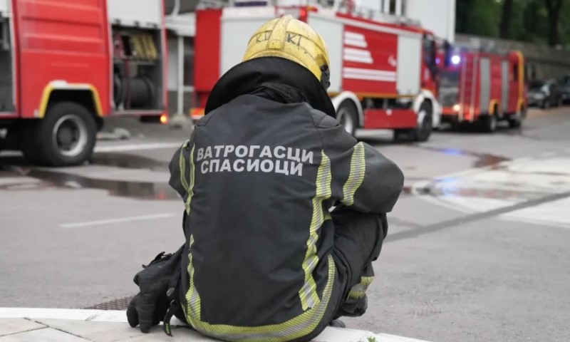 Za dlaku izbjegnuta tragedija: Vatrogasci spasili bebu i roditelje iz zapaljenog automobila
