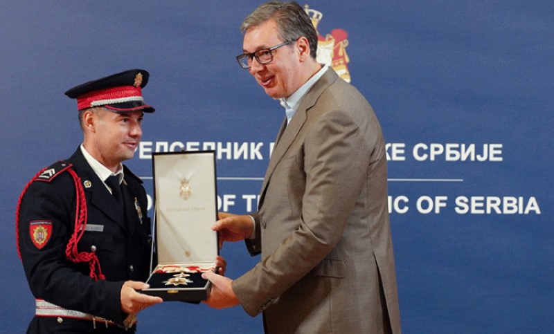 Vučić uručio Orden zasluga žandarmu Jevremoviću: Hrabrost je u svakome od nas