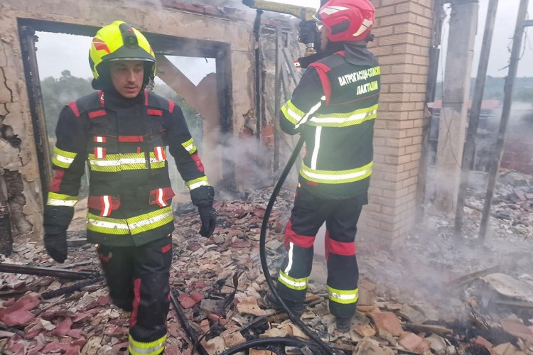 Gorjela drva, šupa i kuća: Nakon svađe sa babom i djedom unuk zapalio imanje