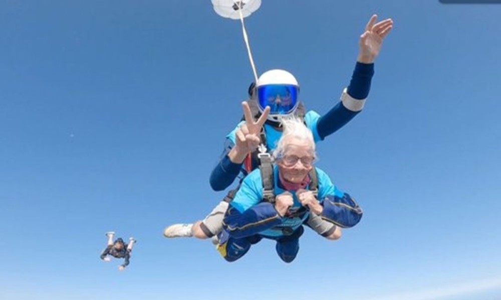 Nikad nije kasno za avanture: Padobranskim skokom proslavila 102. rođendan FOTO