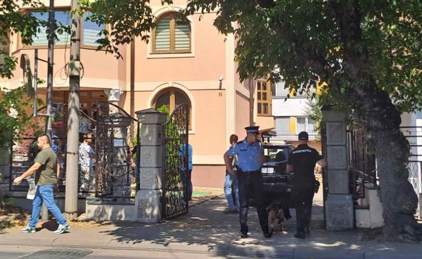 Ispred objekta policijski psi i Žandarmerija: Beganović doveden na pretres u kuću u Banjaluci VIDEO